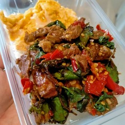 ข้าวกะเพราเนื้อย่าง