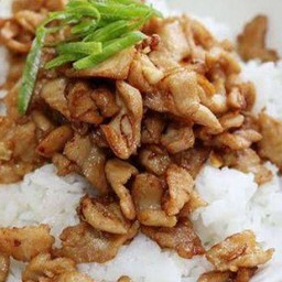 หมูกระเทียมพริกไทราดข้าว