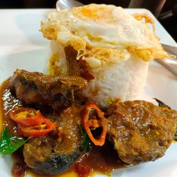 ผัดเผ็ดปลาดุกราดข้าวไข่ดาว