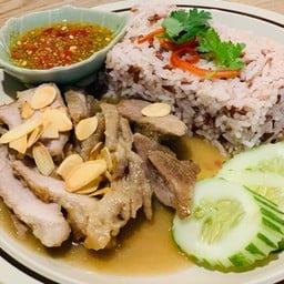 Roasted pork served with steamed riceberry rice