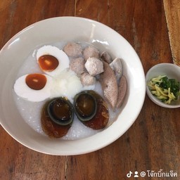 โจ๊กไข่เยี่ยวม้าฟอง+ไข่เค็มฟอง+ไข่ลวก+หมูบะช่อ+ตับ+ไส้