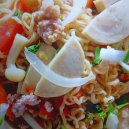 ยำมาม่า   หมูสับ  หมูยอ