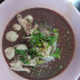 เส้นใหญ่หมูน้ำตก