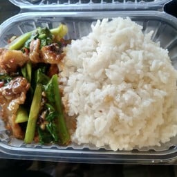 คะน้าหมูกรอบ