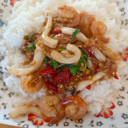 กระเพรากุ้งปลาหมึก