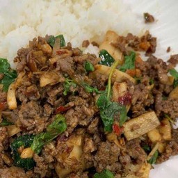 ผัดกระเพราเนื้อสับหน่อไม้ดอง  เสิร์ฟพร้อมข้าวหอมมะลิ ฟรีน้ำซุป