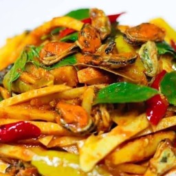 ผัดเผ็ดพริกแกงใต้หอยแมลงภู่หน่อไม้ราดข้าว