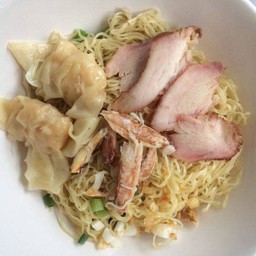 หรูหรา (บะหมี่+เกี๊ยวกุ้ง เนื้อปู หมูแดง)