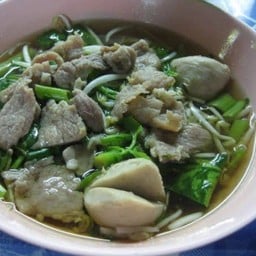 ชาย4บะหมี่เกี๊ยวByตุ๊กตุ๊ก หน้าโรงเรียนปากช่อง