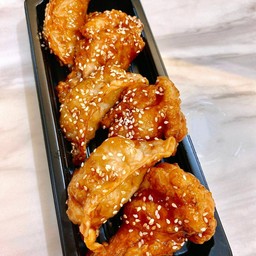 ไก่เกาหลี x มันดุ  (ไก่3ชิ้นxเกี๊ยวซ่า3ชิ้น)