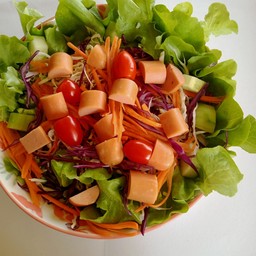 สลัดผักไส้กรอก