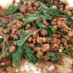 ผัดกระเพราหมูสับราดข้าว เสิร์ฟพร้อมกับน้ำซุป