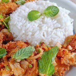 ข้าวยำไก่แซ่บ กร๊อบกรอบ