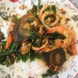 ข้าวกระเพราไข่เยี่ยวม้าทะเล