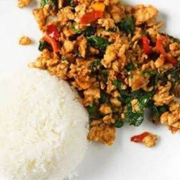 ผัดกระเพราไก่สับราดข้าว เสิร์ฟพร้อมกับน้ำซุป
