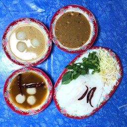 แม่รวย ขนมจีน ยำ อาหารจานเดียว