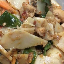 ผัดกระเพราไก่สับใส่หน่อไม้ดองราด เสิร์ฟพร้อมข้าวหอมมะลิ ฟรีน้ำซุป