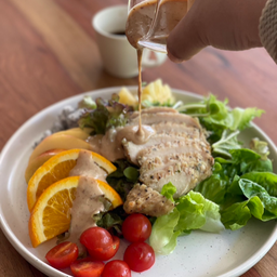 สลัดอกไก่นุ่มพริกไทย