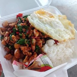 กระเพราไก่ + ไข่ดาว