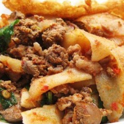ผัดกระเพราเครื่องในไก่หน่อไม้ดอง เสิร์ฟพร้อมข้าวหอมมะลิ ฟรีน้ำซุป