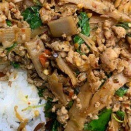 ผัดกระเพราหมูสับหน่อไม้ดอง  เสิร์ฟพร้อมข้าวหอมมะลิ ฟรีน้ำซุป