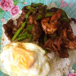 ข้าวผัดพริกแกงหมู+กุ้ง+ไข่ดาว