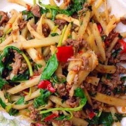 ผัดกระเพราหมูสับหน่อไม้เหลืองเส้น เสิร์ฟพร้อมข้าวหอมมะลิ ฟรีน้ำซุป