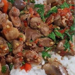 ผัดกระเพราเครื่องในไก่ราดข้าว เสิร์ฟพร้อมกับน้ำซุป