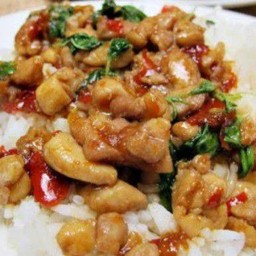 ผัดกระเพราไก่ชิ้นราดข้าว เสิร์ฟพร้อมกับน้ำซุป