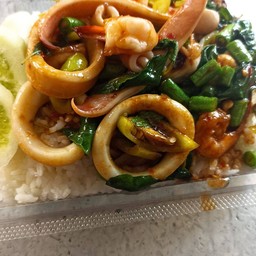 พริกแกงทะเลกุ้ง+หมึก(ราดข้าว)