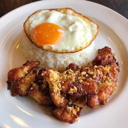 ข้าวไก่นุ่มทอดกระเทียม ไข่ดาว
