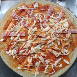 พิซซ่าซอส/ไข่ไก่/มอซซาเรลลาชีส/แฮม/ไส้กรอก