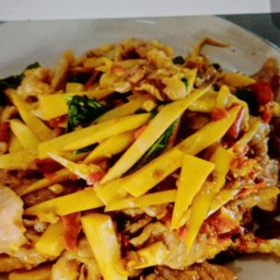 กระเพราหน่อไม้ (กับข้าว)