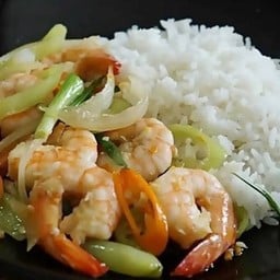 กุ้งผัดพริกหยวกราดข้าว
