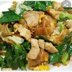 เส้นใหญ่ผัดซีอิ้วไก่