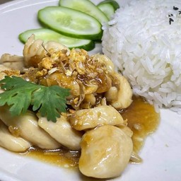 ไก่ผัดซอสกระเทียมราดข้าว