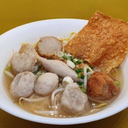 ก๋วยเตี๋ยวน้ำใสลูกชิ้นปลา-แคะ