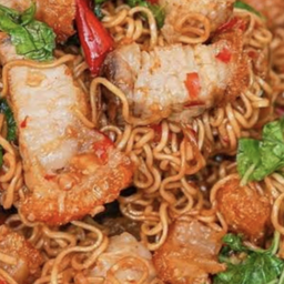 ผัดมาม่าขี้เมาหมูกรอบ