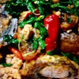 กระเพราไข่เยี้ยวม้า (กับข้าว)