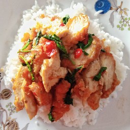 ผัดกระเพราไก่กรอบราดข้าว