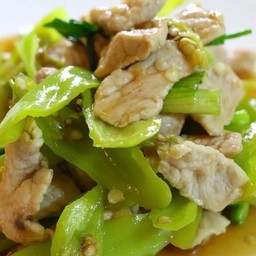 ไก่ผัดพริกหยวกราดข้าว