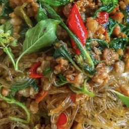 กะเพราหมูสับวุ้นเส้นราดข้าว