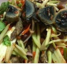 ยำมะม่วงไข่เยี่ยวม้า