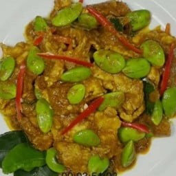 เครื่องแกงสะตอหมูราดข้าว