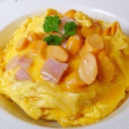ข้าวไข่ข้น แฮมและไส้กรอกรมควัน
