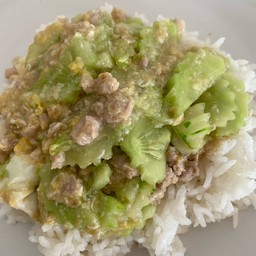 แตงกวาผัดไข่ ราดข้าว