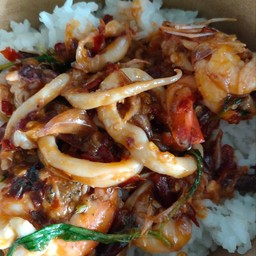 กระเพรากุ้งปลาหมึก