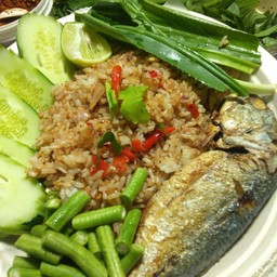 ข้าวผัดน้ำพริกปลาทู