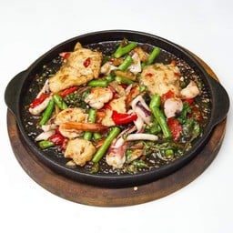 ทะเลผัดฉ่ากระทะร้อนsizzing spicy seafood on hot plate