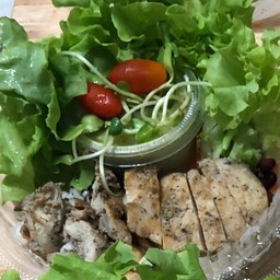 สลัดอกไก่พริกไทดำ  ผักสดและธัญพืช